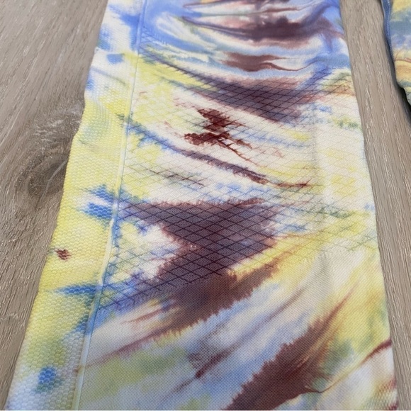 Tory Sport Tie Dye Seamless Chevron Cropped Leggings, Blue/Yellow/Burgundy, XS - Picture 3 of 9